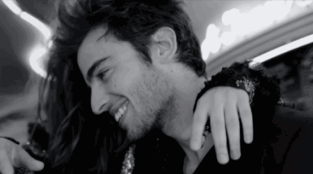 17.每次他很认真开车的时候,情不自禁地?一直看他.直到他问我怎么了?