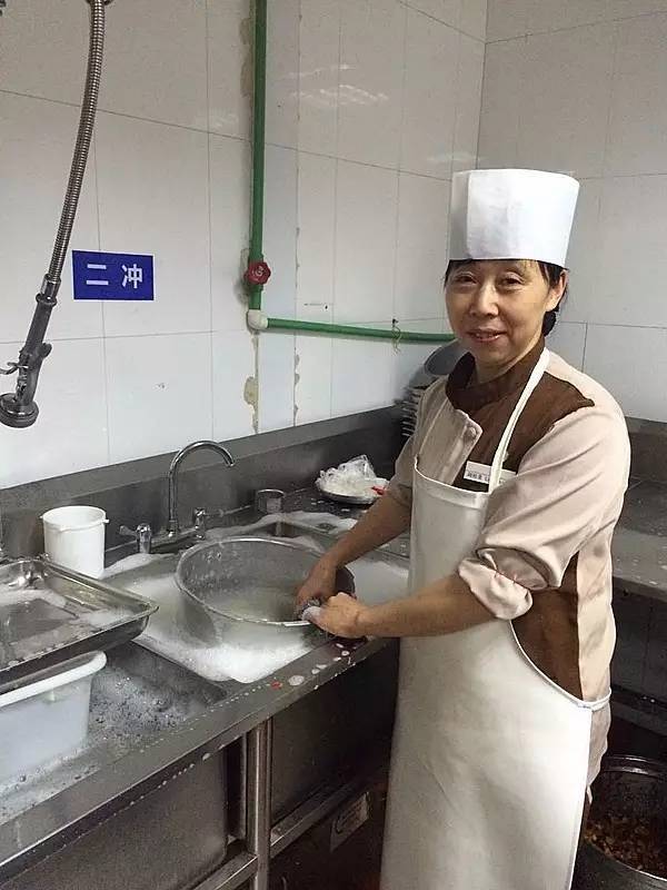 洗碗工   刘治美,49岁 她叫刘治美,今年49岁,在松江立诗顿酒店做洗碗