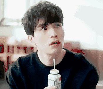 集必有的喝酸奶环节,看看那吹弹可破的水润双唇,我要当那根可爱的吸管