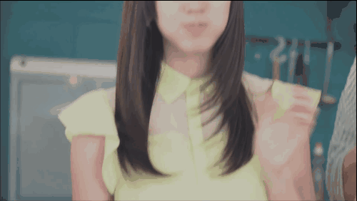 姑娘慢点吃没人抢,你别把自己噎住喽!