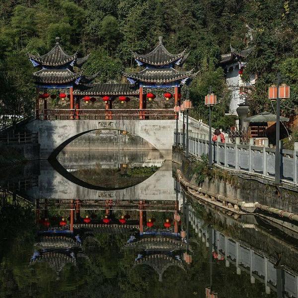 恩施:土家族古老的吊脚楼/lily