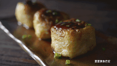 夹一个放嘴里,香菇和肉香混合着豆泡特有的口感,超级满足.