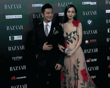 还好,今晨,angelababy在香港顺产生子,黄晓明及双方家人提前抵港并