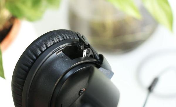 纵使主动式降噪耳机在降噪器关闭时音质会有所下降, bose qc25采用的