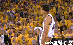 库里压哨3分坐地装x?比起摇头晃脑,这真不算什么