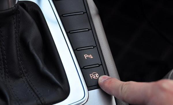 当你需要使用自动泊车功能时,需要按下功能键即可激活泊车辅助.