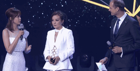 2016微博之夜现场,赵薇 获