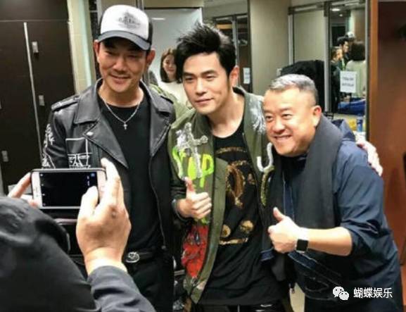 周杰伦与任贤齐,曾志伟合影.
