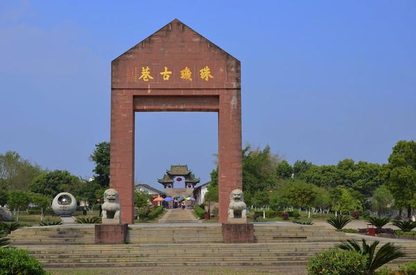 狈较10公里远的珠玑巷又名沙水镇,是一个具有1100多年历史的古巷