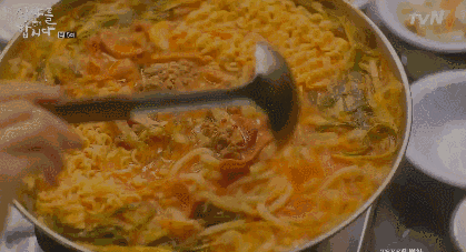 火锅 原本是韩国困难时期没有饭时出现的食物 结果被韩剧带起了热度