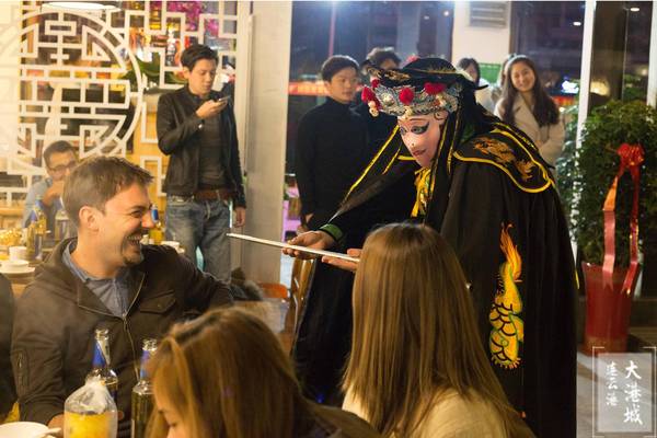 连云港这个96年帅哥开了一家外国人