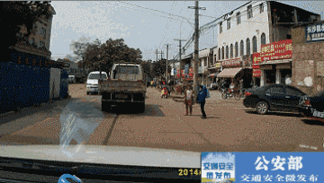 学生走斑马线被撞飞!这人竟然两年八条交通事故,而且3