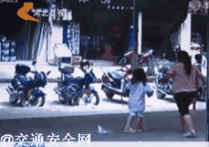 说回到无辜的孩子,目前, 小姑娘经过全力抢救,暂时脱离了生命危险!