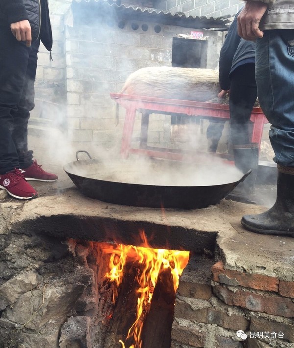 云南地州农村杀猪饭,每年要养上万头猪才够吃