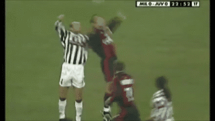 舍甫琴科留下了许多经典的瞬间,这粒对阵尤文的天外飞仙令人记忆深刻.