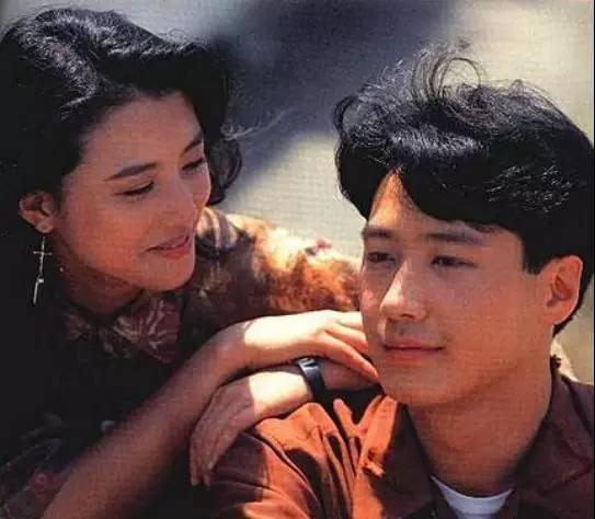 冻龄女神周海媚与小7岁男友情断,叹没有钱没人追