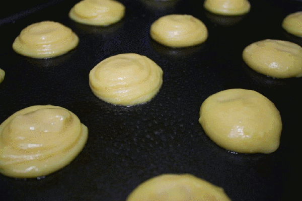 原料: 奶油泡芙壳:水1杯,无盐黄油frac12;杯,面粉1杯,盐frac12;茶匙