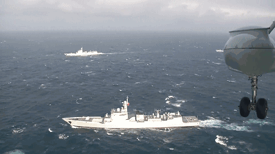 航母舰队指挥所参谋长高兆瑞指出,辽宁舰的首次跨多个海区开展舰载