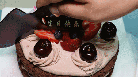 六 这款饼干底的蛋糕, 上面厚厚的奶油一看就好想吃. 生日要是有这么