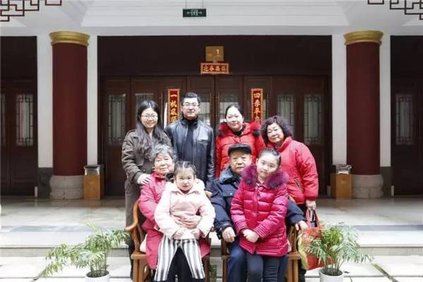 幸福 就是带一大家子去旅行 十城四世同堂家庭大年初一寻年味!