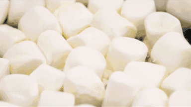 无糖奶粉125g,黄油50g,盐2g 颗粒状棉花糖300g,花生仁/坚果300g