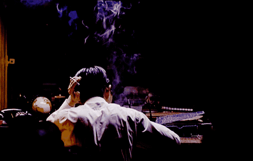 满是斑驳的墙壁,橘黄色灯光,暧昧的氛围从拉开帷幕的第一秒就充斥