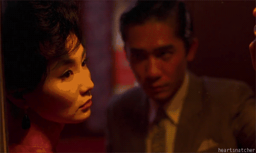 满是斑驳的墙壁,橘黄色灯光,暧昧的氛围从拉开帷幕的第一秒就充斥