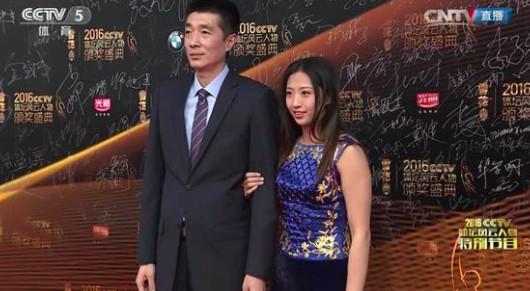 2016cctv体坛风云人物颁奖典礼上,丁霞挽着助教安家杰的手入场,惊艳