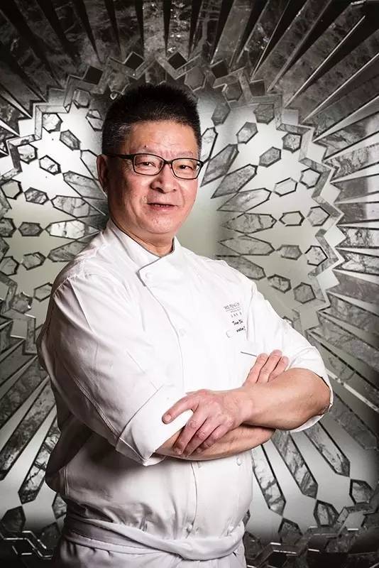 逸龙阁的掌勺主厨邓志强,是位土生土长于香港的名厨,曾带领东京半岛