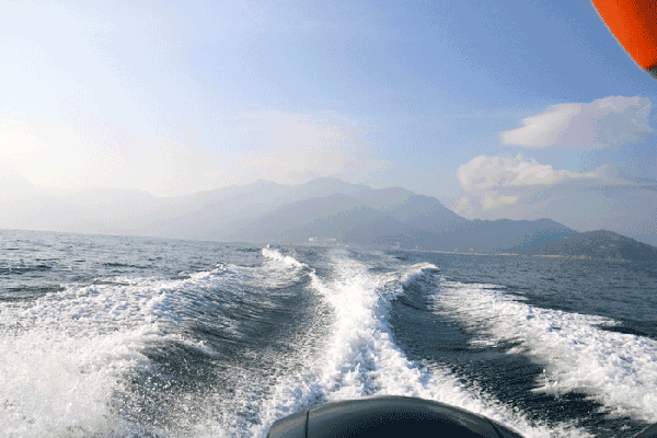 海上风景其实单调,茫茫大海,浮标和一些海上作业是唯一的亮色风景,剩