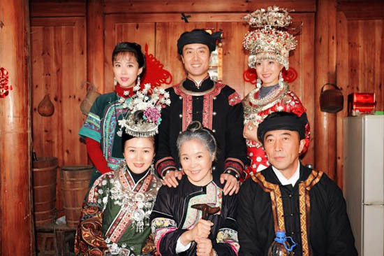 此次在电视剧《云上绣娘》中,郑晓宁首次尝试苗族装扮,饰演大山深处的