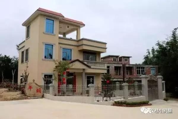 波形琉璃瓦搭配浅黄色饰面砖,门廊有罗马柱装饰,形似欧式却没有欧式的