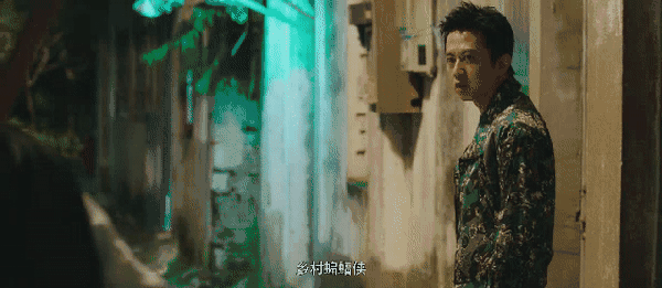 碎花口罩,黑色披风,背挎两刀,头顶摩托头盔,眼神凌厉,场面诙谐搞笑