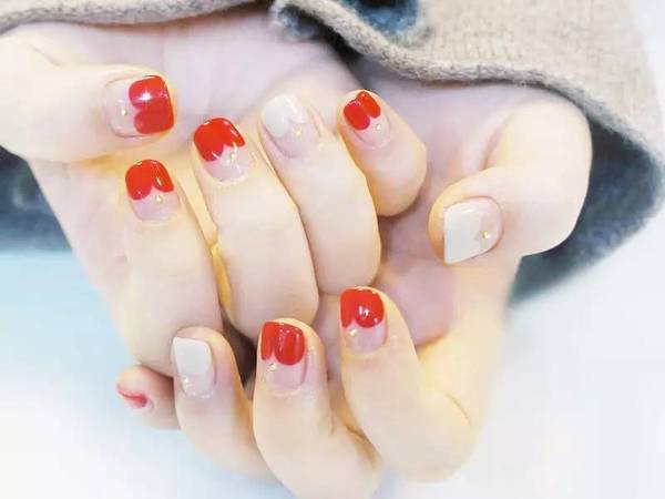 过年做什么美甲最显手白?图片