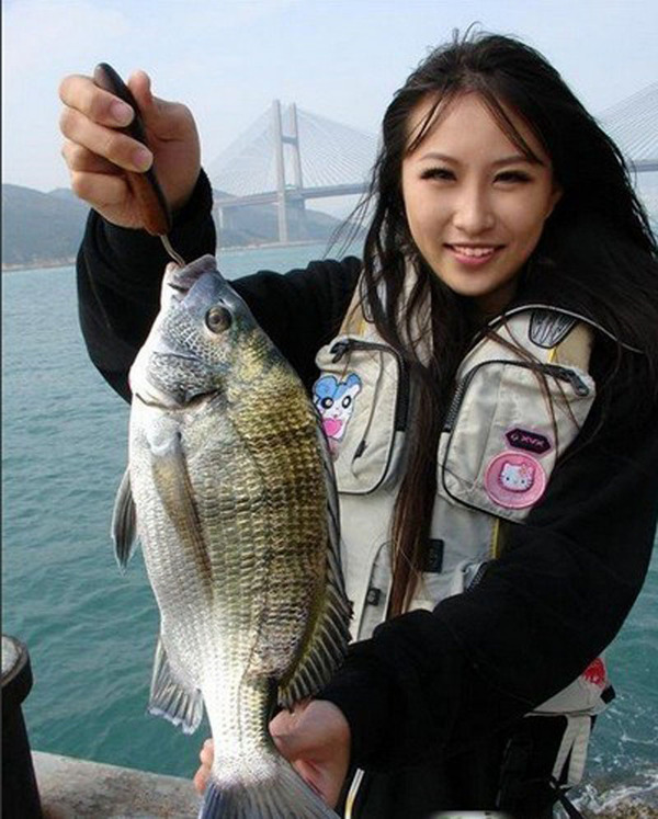 条条大鱼在美女们的手中,犹如玩物一般轻巧