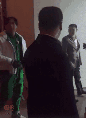 嘉宾是林更新和王自健 ▼金鸡湖边的极限挑战节目组,远处的大秋裤清晰