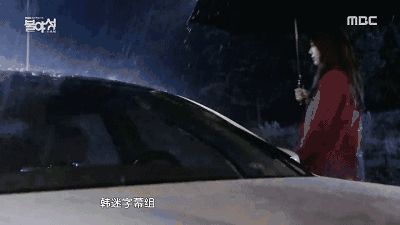 说时迟,那时快,女二一副气死宝宝了的表情,拿起石块砸向女一的车前窗