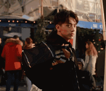 许魏洲:能去时装周耍帅,更能在异国街头当个暖心boy