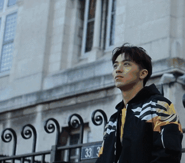 许魏洲:能去时装周耍帅,更能在异国街头当个暖心boy