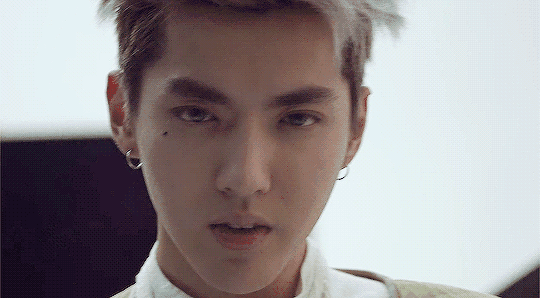 有颜有身高的吴亦凡, 一件基本款,也能穿得很有型. ▼