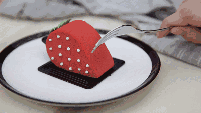 草莓慕斯,茉莉花茶夹心 巧克力蛋糕,针筒草莓酱, 覆盆子酒和百利甜酒