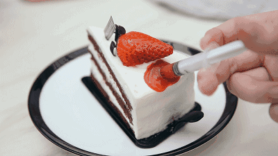 最好玩的是这个,配备的针筒草莓酱,看我打针的手势标准不!