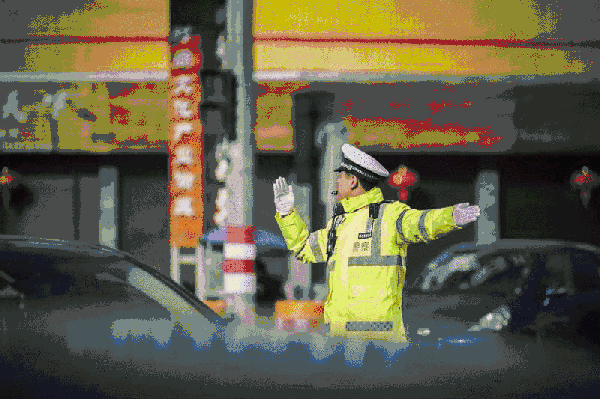 交警  