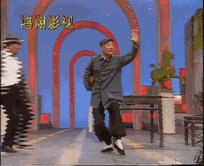 可真演起戏来,就露馅了,不会用枪,忘记了台词……笑料百出.