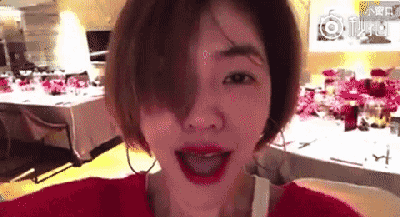 小s一脸喝茫的表情和大家说着