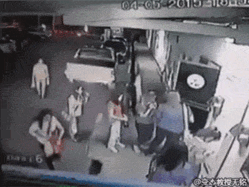 姑娘,你的车怎么自己跑了?