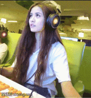 妹子,你瑜伽动作真的很标准!