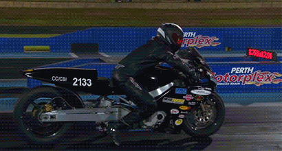 8,这个起步真厉害,摩托车直接飞出去了.