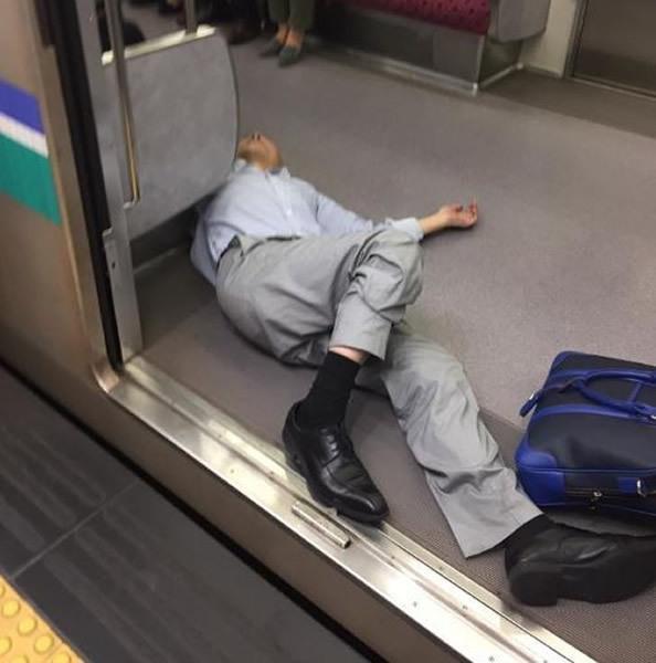 日本饮酒文化:醉酒男一个比一个囧
