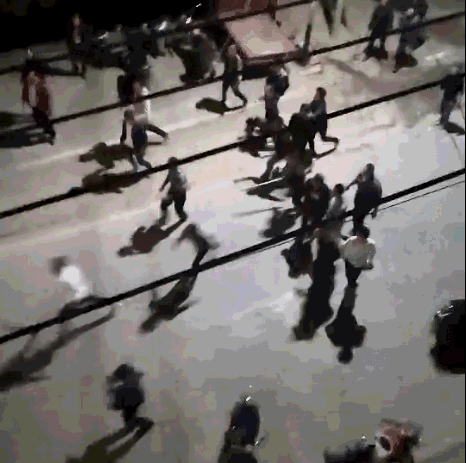 新年喽喽~昨晚横县陶圩街又发生打群架事件(多动图)